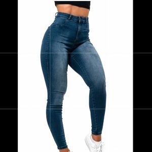 Fit jeans: CONTOUR V2 HIGH WAISTED
AZURE BLUE